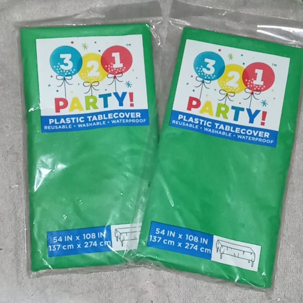 Green plastic tablecovers - Picture 2 of 2